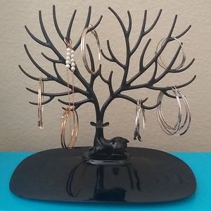 Earrings holder with 7 earrings.